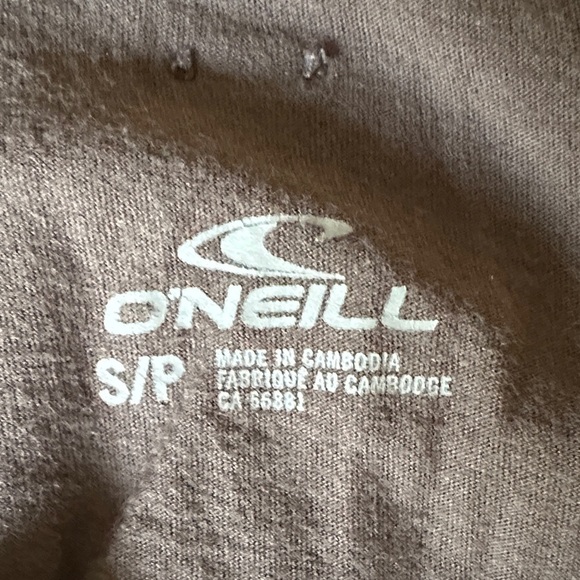 🌸O'Neill Dark Gray Tee with Light Blue Mountain Design - Picture 3 of 6